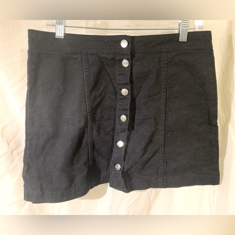 divided H&M Women Shorts Color Black Size 8